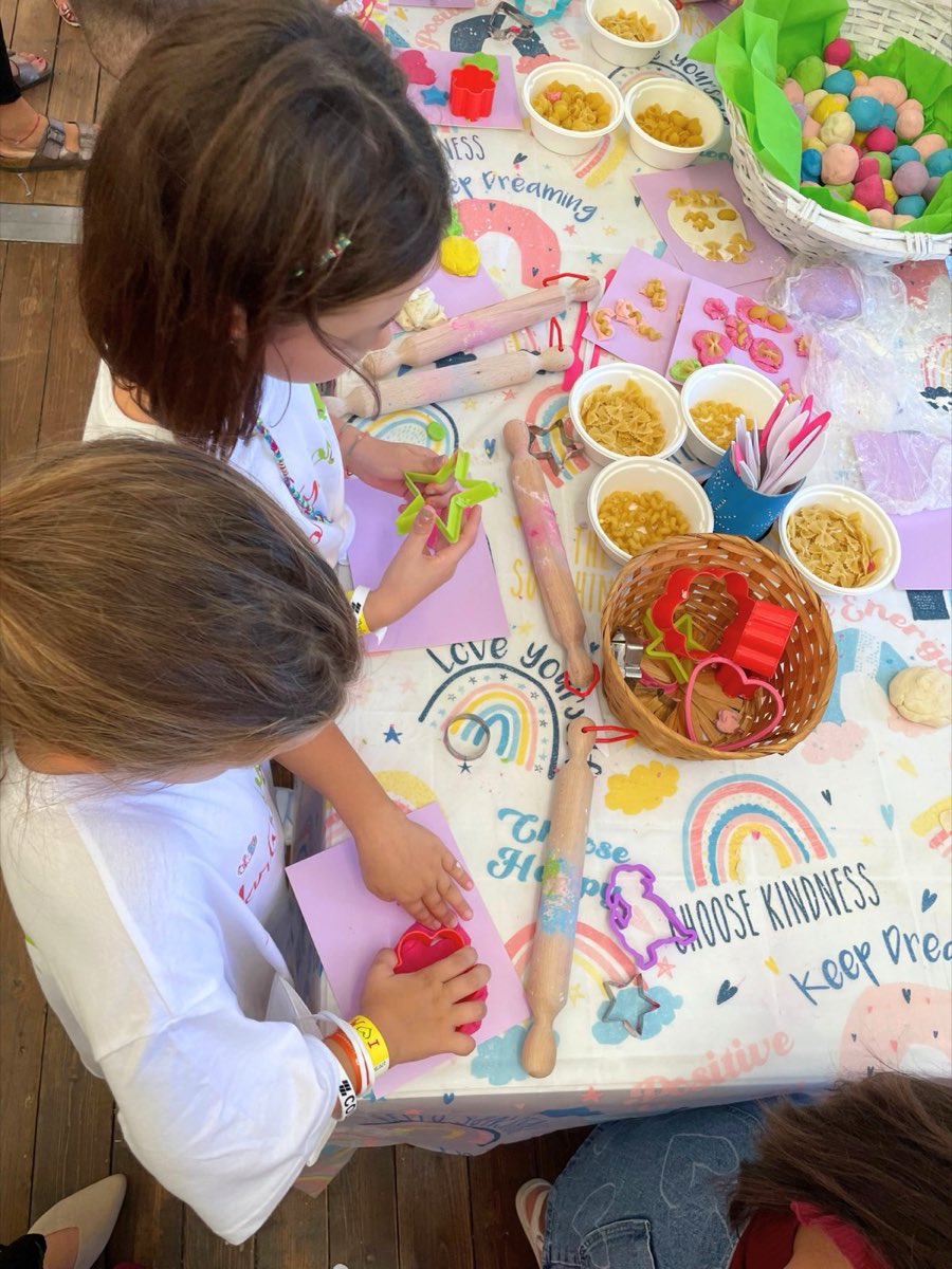 Bambine impegnate in un laboratorio di attività manuali