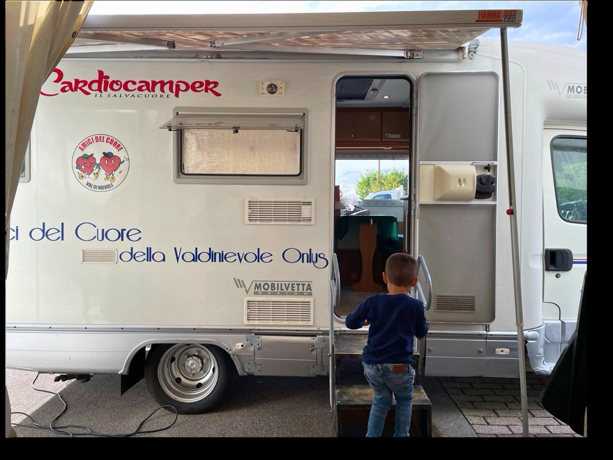 Un bambino sale sul Cardiocamper per un controllo cardiologico gratuito