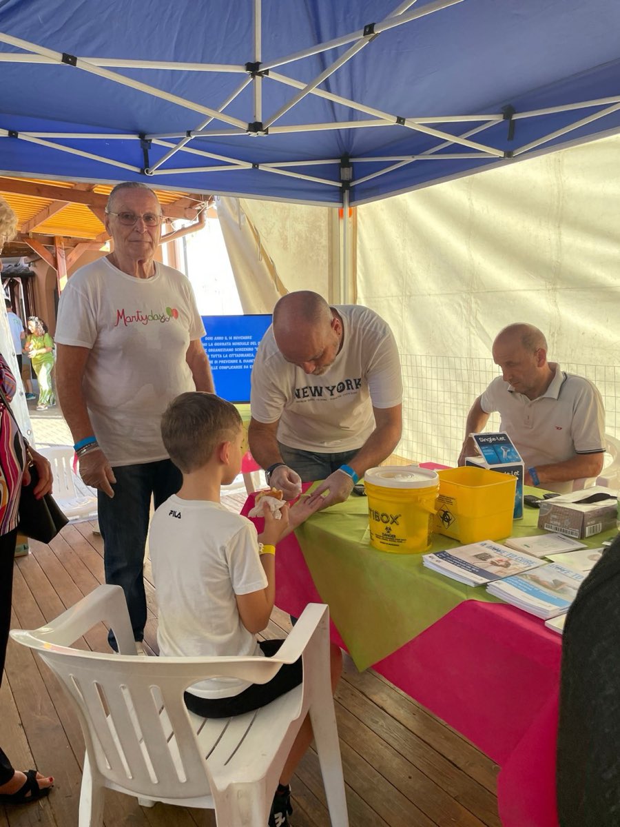Un bambino accompagnato dai volontari a uno stand di controlli