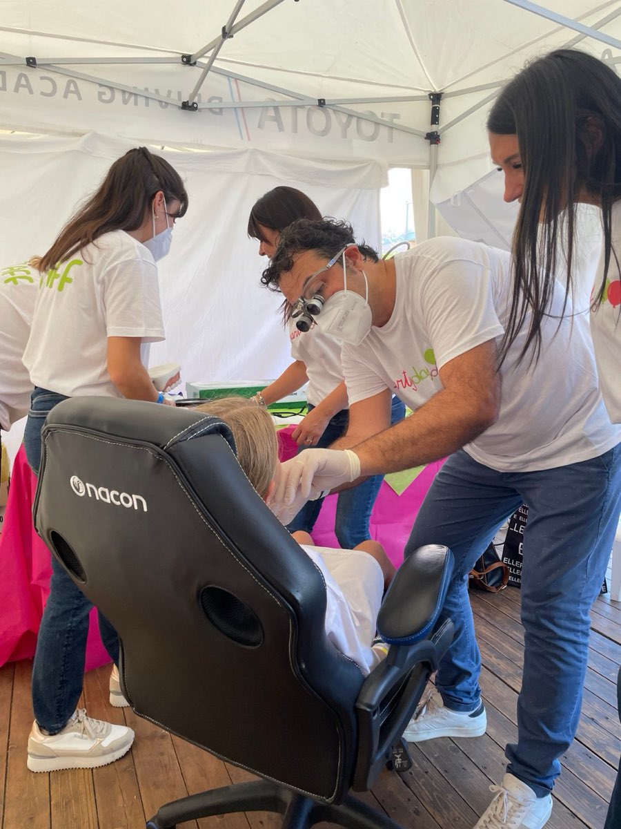 Un bambino durante un check-up odontoiatrico allo stand del dentista