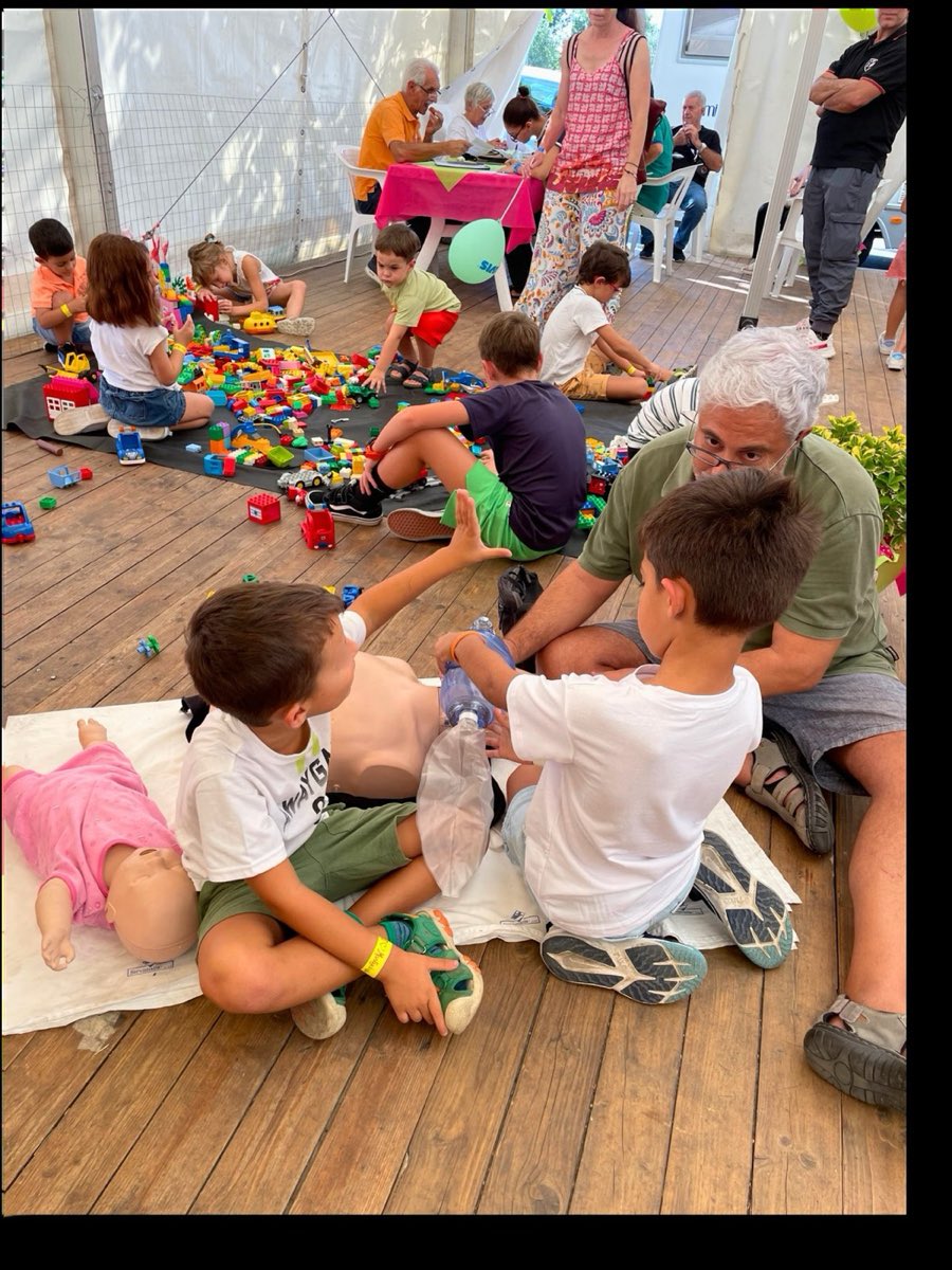 Bambini che giocano con le costruzioni sotto il tendone