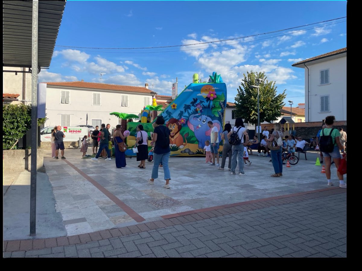 Il gonfiabile dei Pompieri nella piazza di Lazzeretto durante il Marty Day