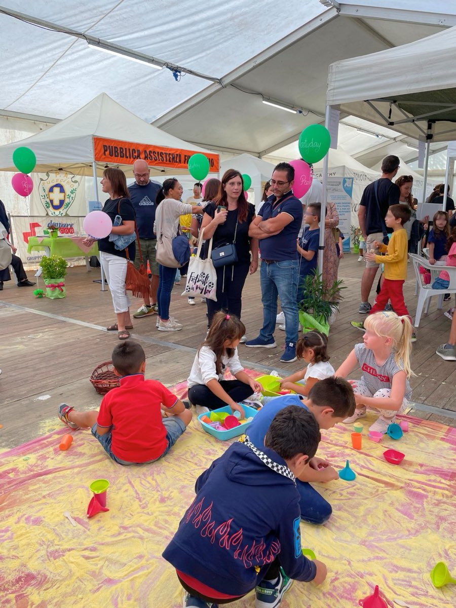 Bambini che giocano e dipingono al laboratorio di attività manuali