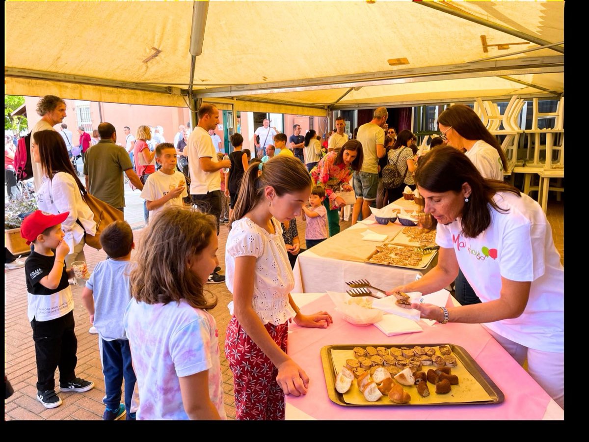 La merenda offerta ai bambini dai volontari dell'AVIS