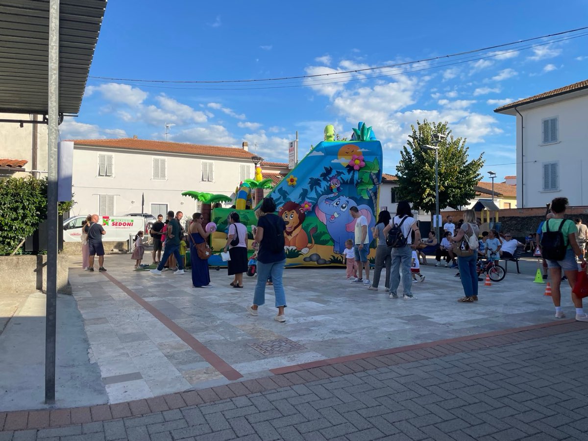 La piazza di Lazzeretto gremita di famiglie attorno al gonfiabile
