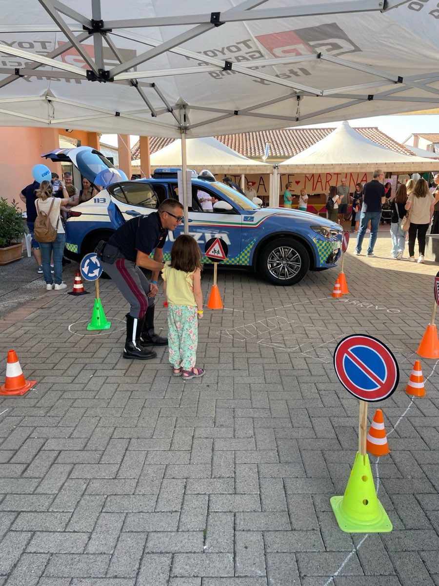 Il percorso di educazione stradale della Polizia con i birilli