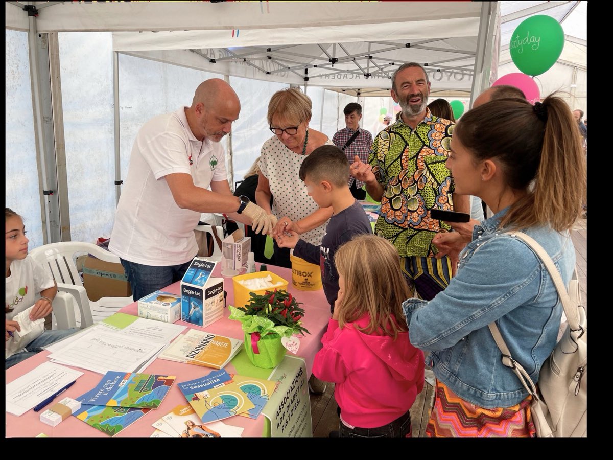 Lo stand delle associazioni diabetici con bambini e volontari