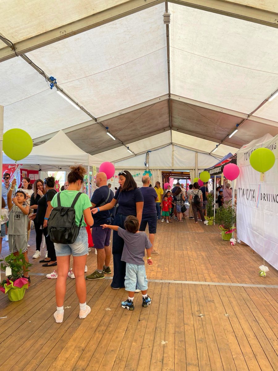 Il tendone del Marty Day con gli stand delle associazioni e le famiglie in visita